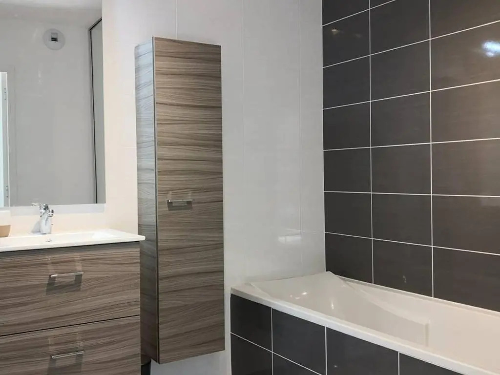 Appartement lumineux et spacieux avec terrasse et parking, à 15 min à pied du centre, parfait pour 6 pers ! - FR-1-548-6