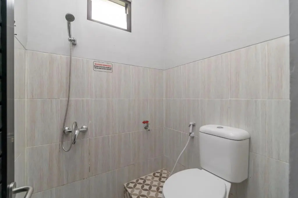 RedDoorz Plus near Jungeland Sentul