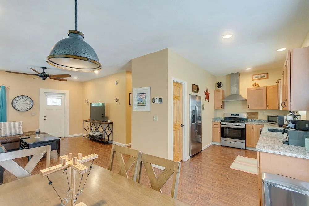 Charming Darien Hideaway w/ Porch, Near Downtown!