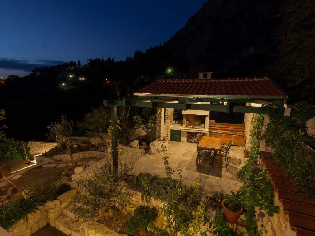 Luxurious Holiday Home in Makarska with Hot Tub