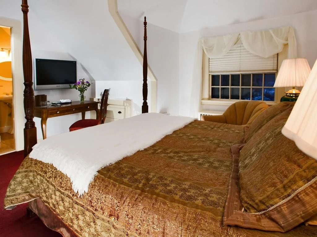 Stonehurst Manor Breakfast & Dinner Included