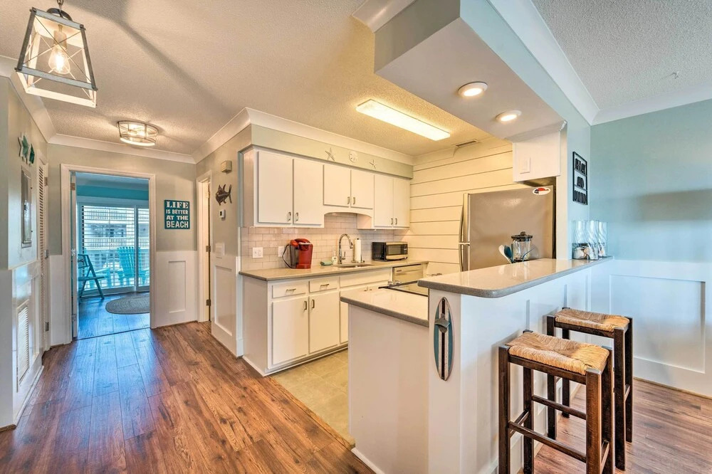 Bright Carolina Beach Condo - Walk to Shore!