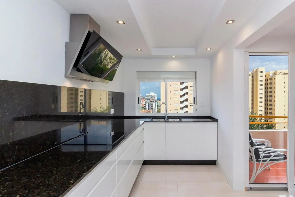 The White Apartment: Luxury, Beach and Design