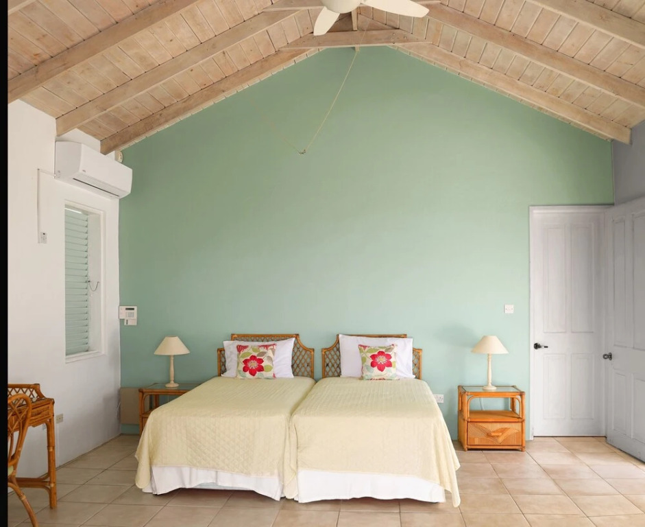 Zephyr Hill - 4 bedroom Villa with awe inspiring views 4 Villa by RedAwning