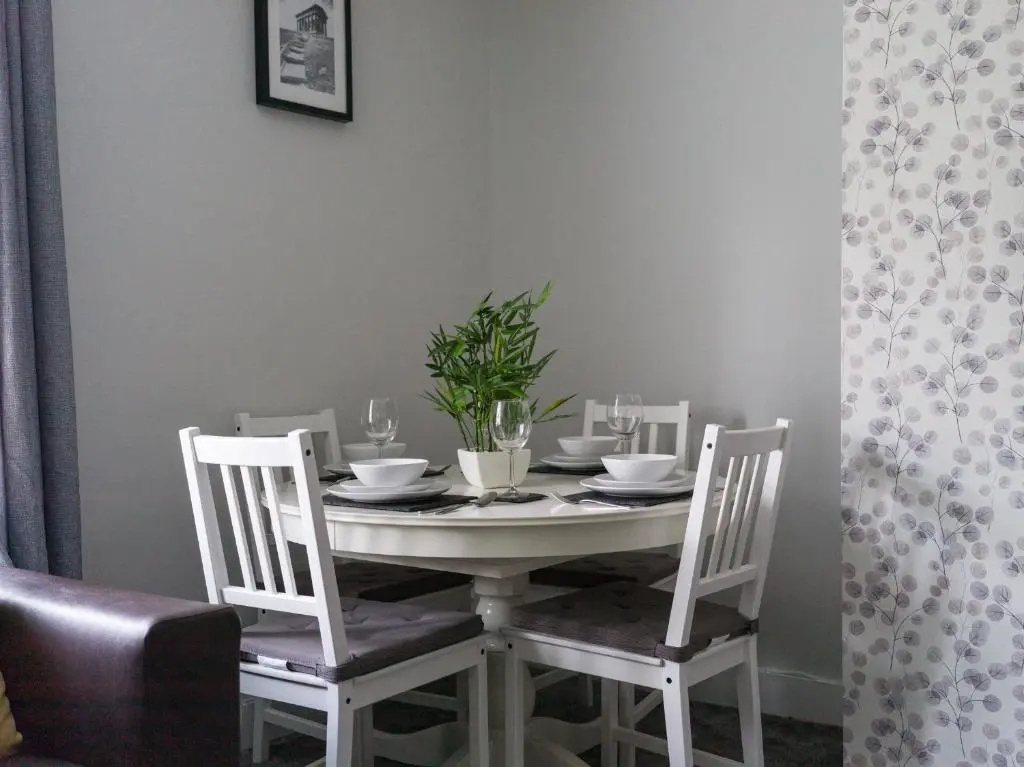 Chestnut House - Sleeps 4 - Pet friendly - Parking
