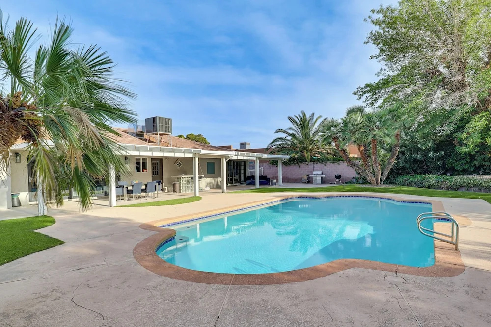 Vegas Getaway w/ Extra-deep Pool, 5 Mi to Strip