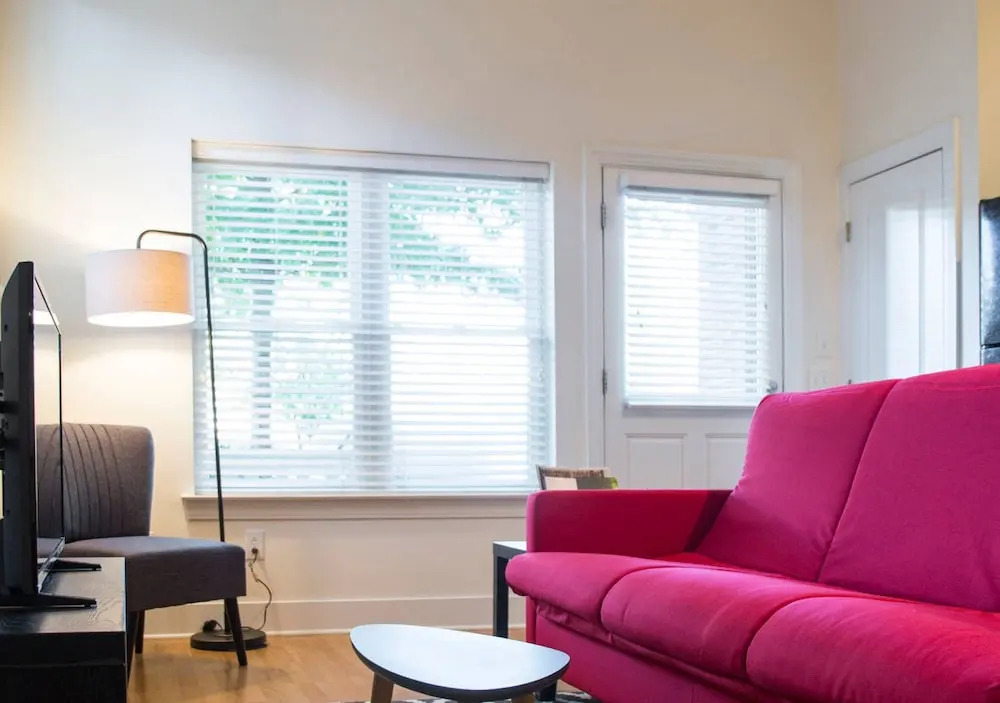 Fun 1 BR Apt In Popular NODA