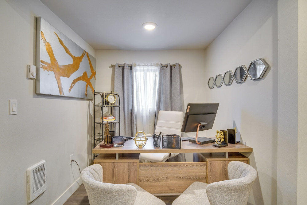 Work & Explore Downtown Tacoma! Convenient Condo