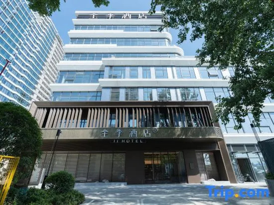 All Seasons Yichang Riverside Avenue River View Hotel