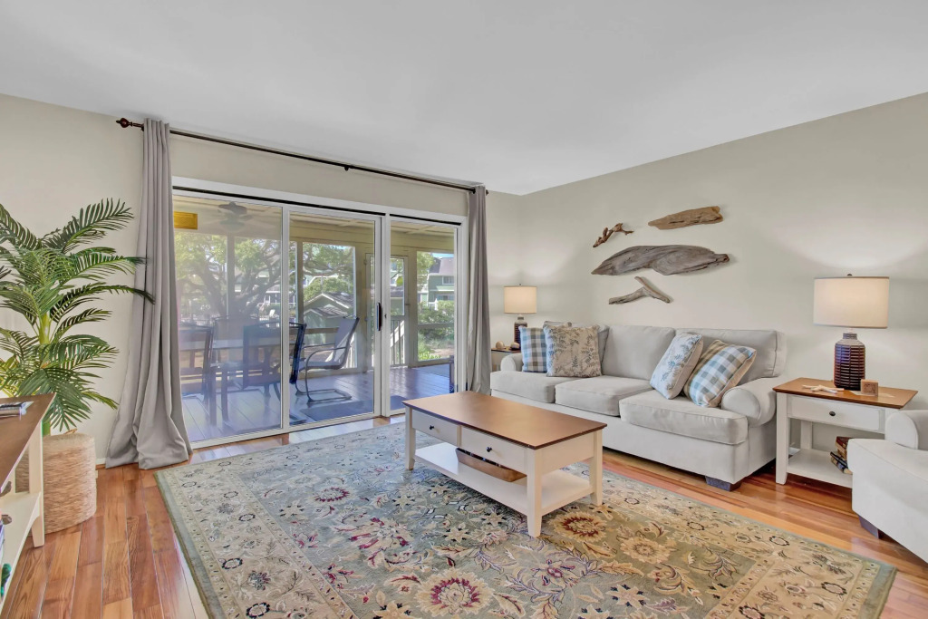 3C Mariners Walk by Avantstay Beach & Pool Access, Enclosed Porch