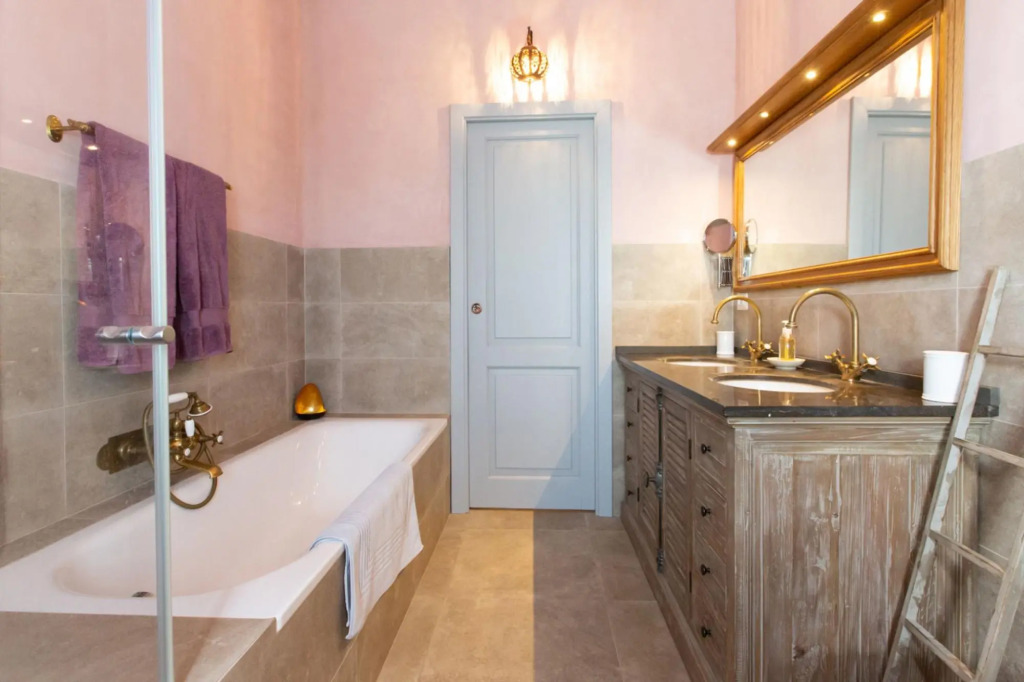 From the moment you enter the gates of the majestic driveway to the villa until you arrive at this b-La Colonica