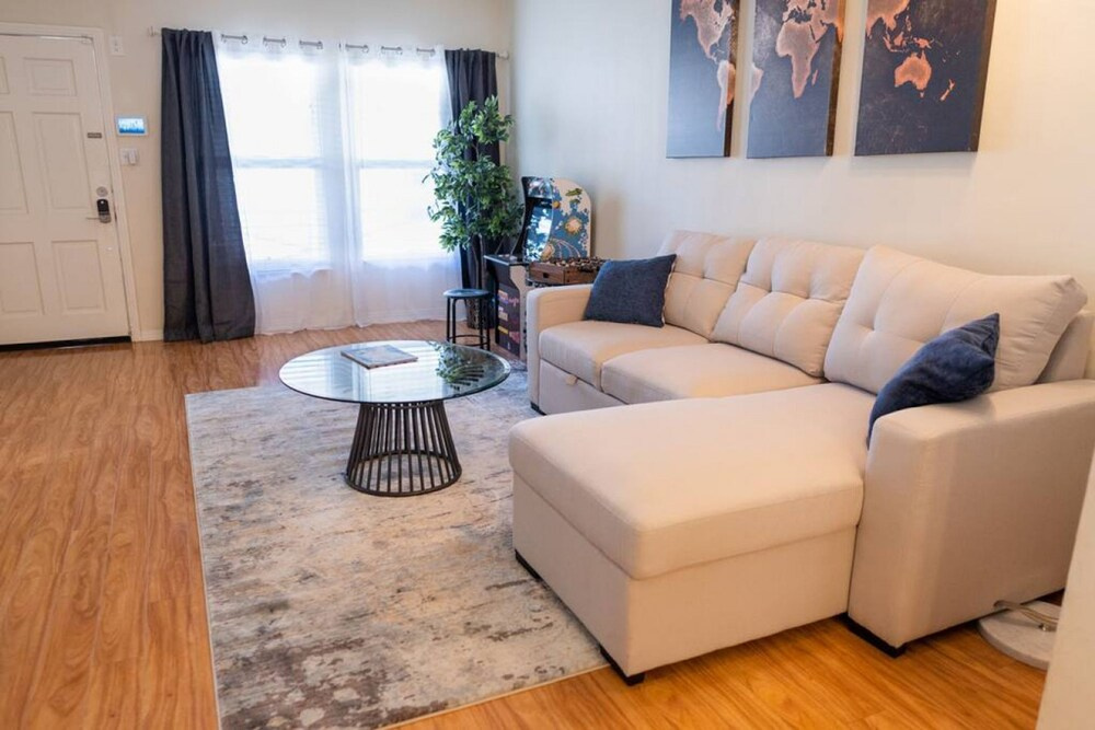 Fully Renovated 2BR Home With HOT TUB Private Fenced Yard Patio Near Noho Arts District p42