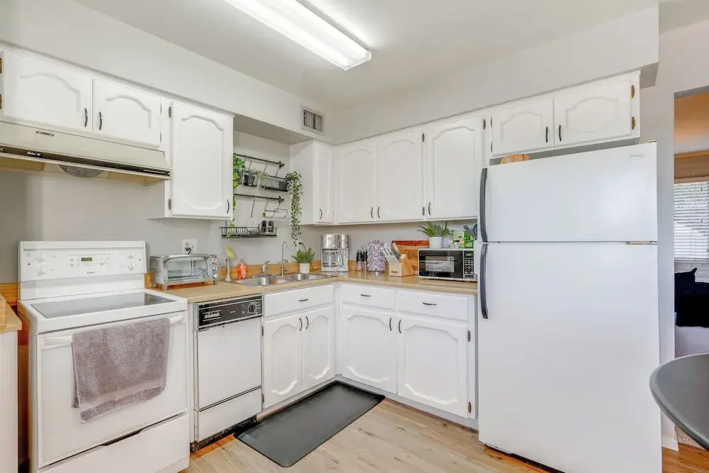 Walk to Conveniences: Tempe Condo w/ Pool!