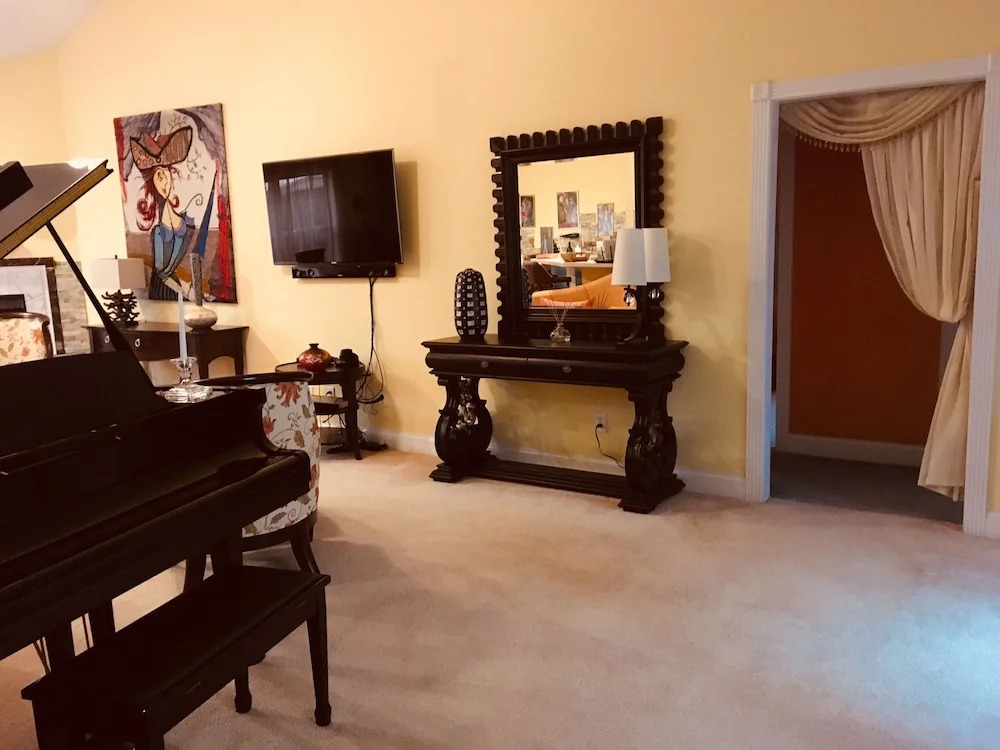 Luxury 3 BR home 1 Block from the Beach