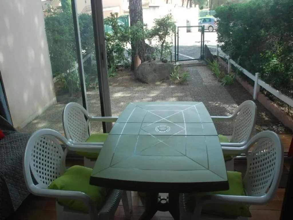 Joli T2 Rez-de-Jardin Avec Piscine et Parking - FR-1-607-110