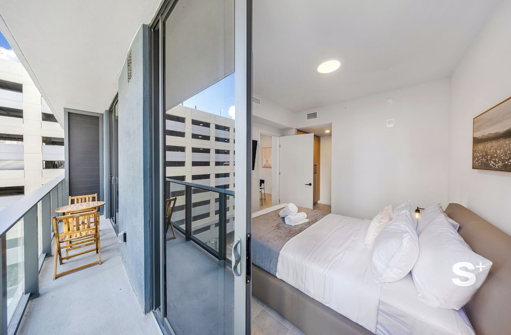 Luxury 1BR and Den in the Heart of Miami