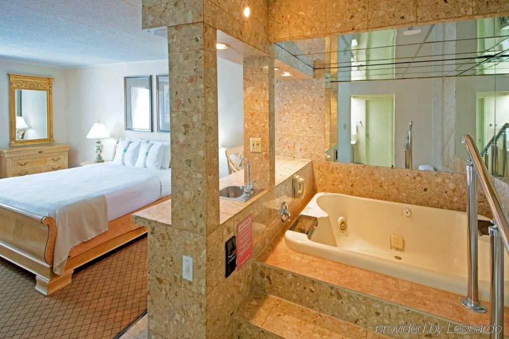 Red Roof Inn PLUS Woodbridge - Carteret