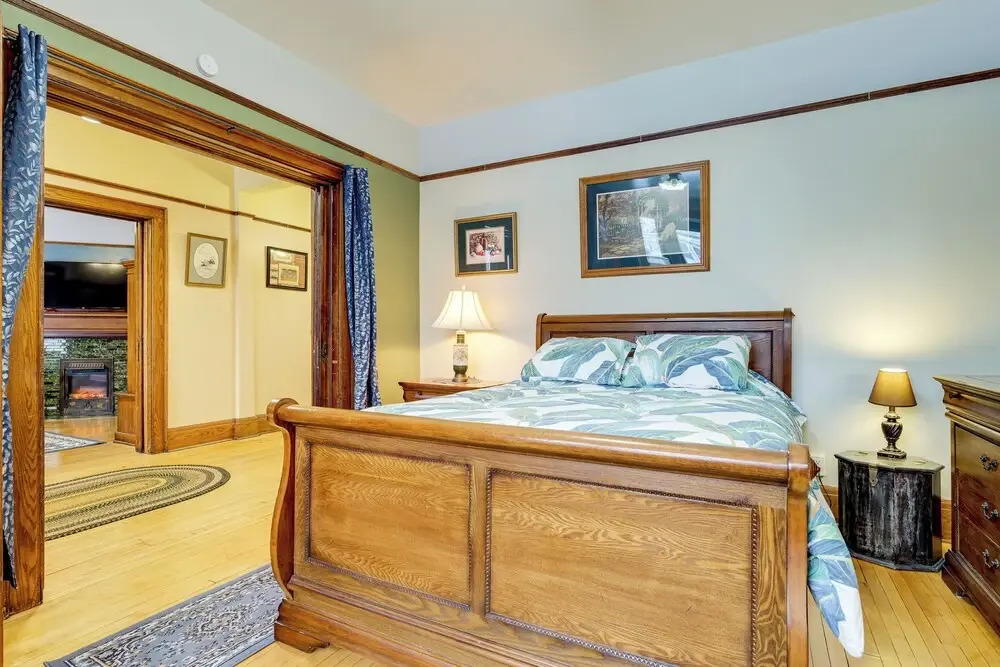 Steps to Dtwn Sault Ste Marie: Historic Home!