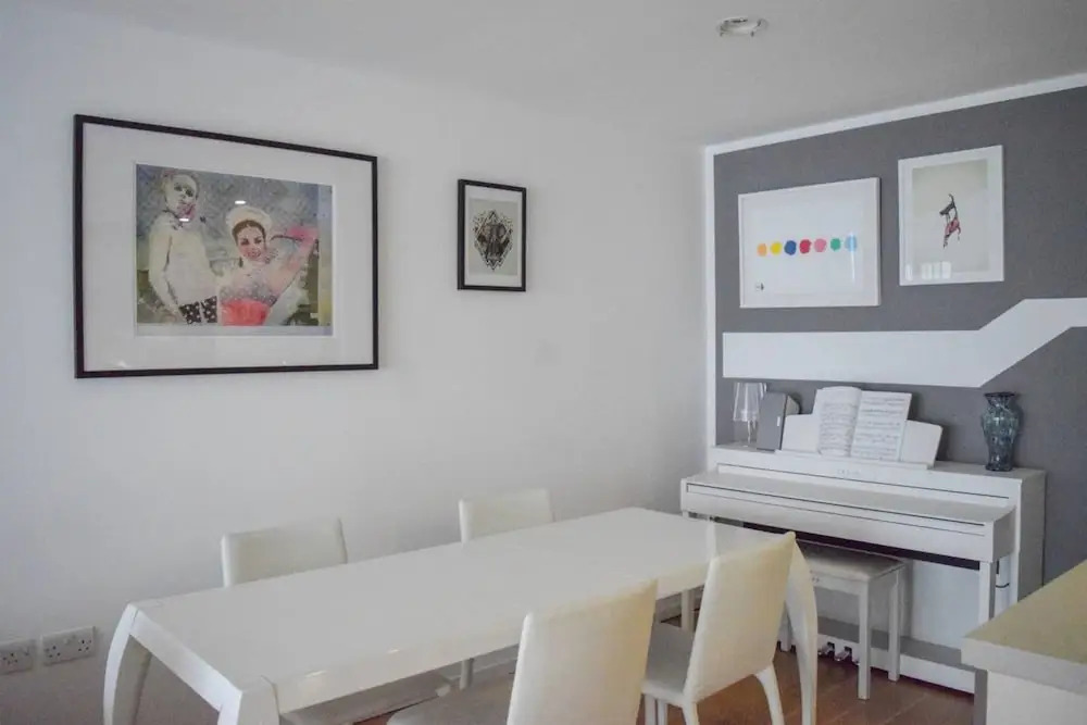 Modern 2 Bedroom Apartment with Balcony On The Canal