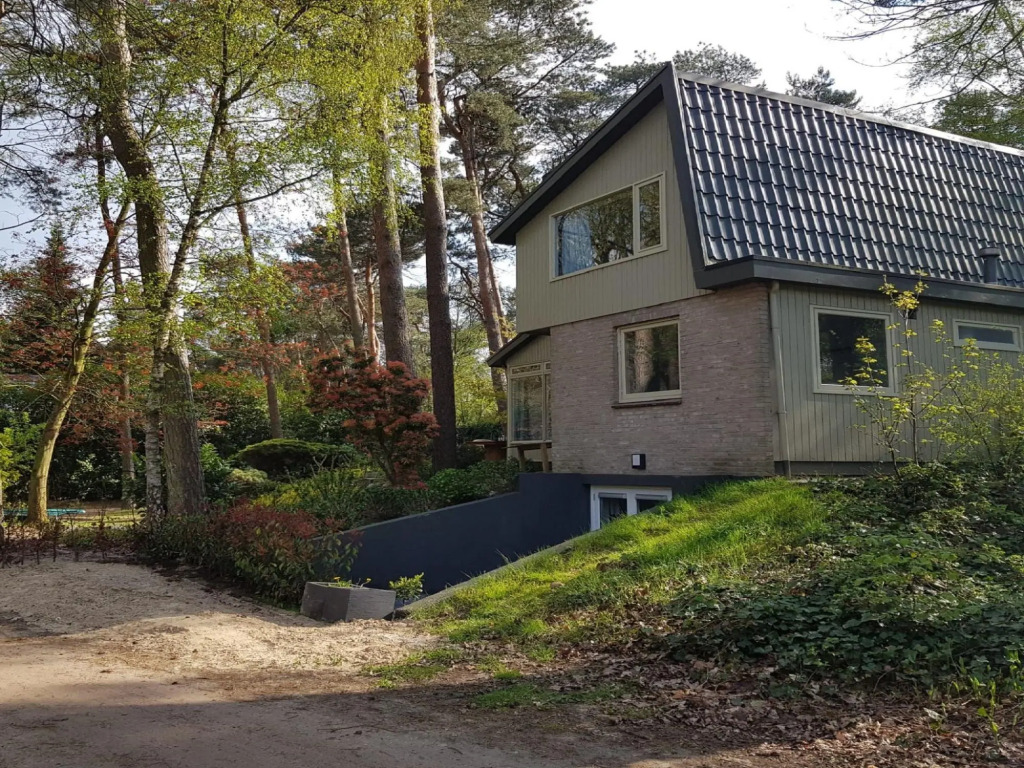 Great villa with recreation room and huge garden
