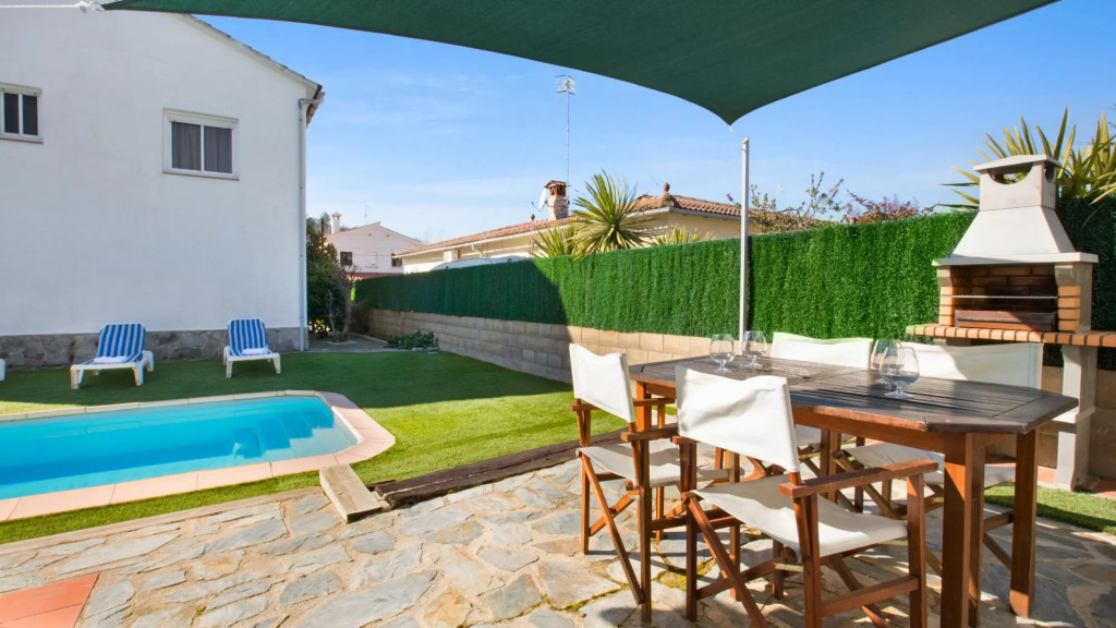 Ona in Vidreres with 3 bedrooms and 2 bathrooms