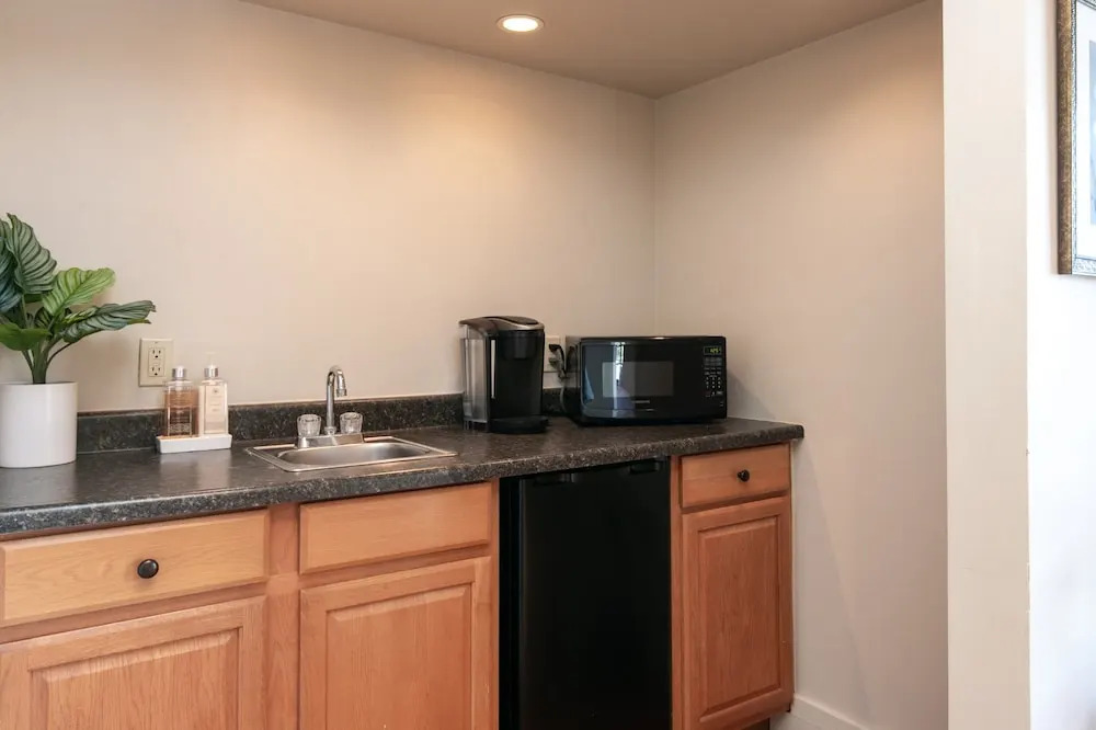 New Listing! The Penthouse Suite At De La Vina Inn Studio Bedroom Hotel Room
