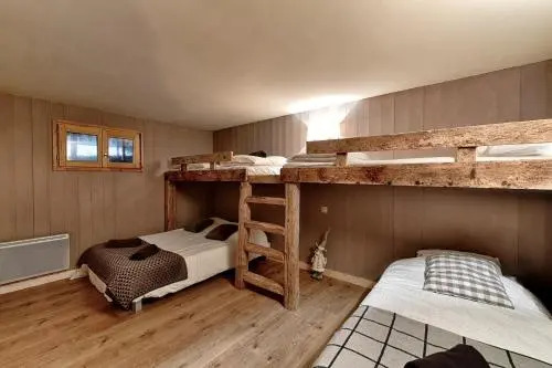 13 personnes,jacuzzi, pied des pistes et des chemins, 4 chambres