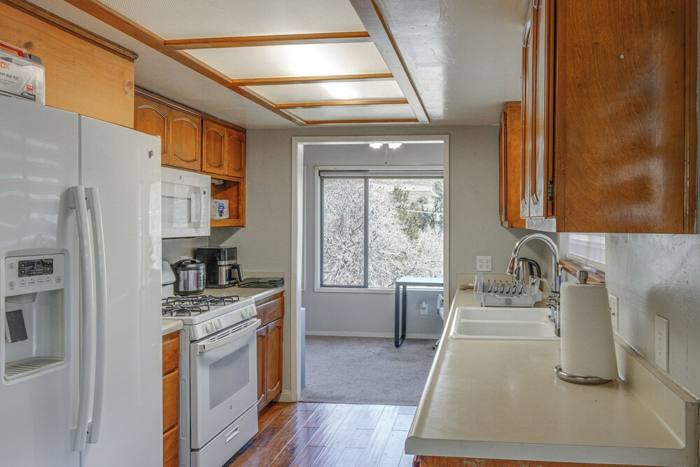 Mtn-view Getaway w/ Game Room, 1 Mi to Kern River!