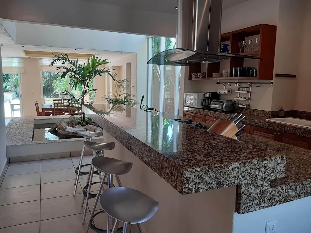 New Listing Close To Beach Sunny Spacious Villa