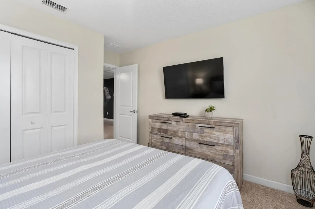 Storey Lake -6 Bedrooms Luxury home w-pool & spa