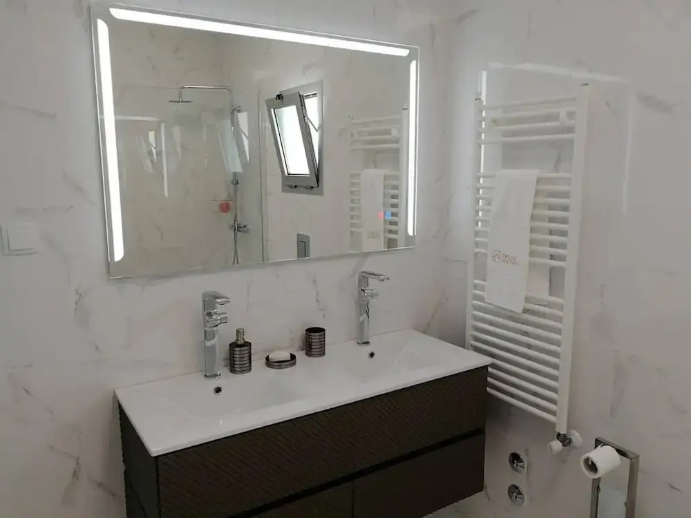2 Bed Flat - Sleeps 6 - Pool - Parking - Wifi