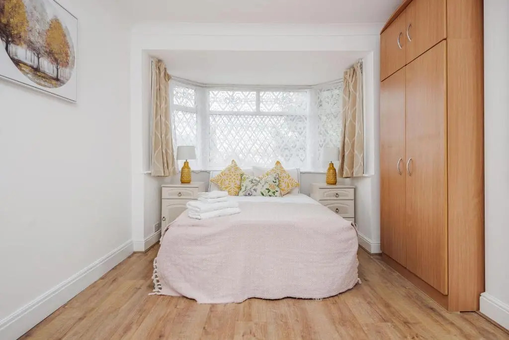 Lovely 4-bedroom House Near Romford Station