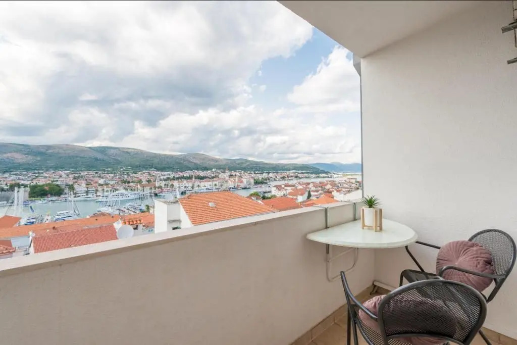 The best OLD TOWN view apartment, 5 min walk, parking (2+2)