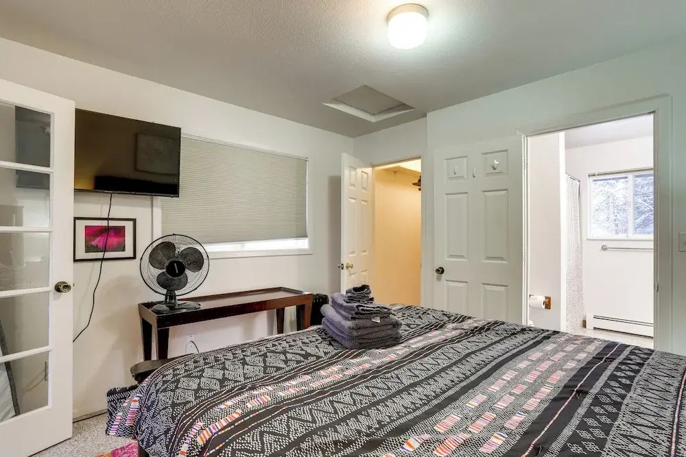 Waterfront Apt, Walk to Town & Coastal Trail!
