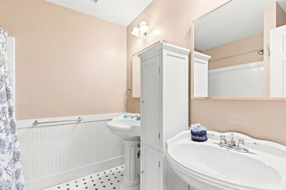 Just Beachy 3BR Dog-friendly Townhouse Near Beaches & Attractions!