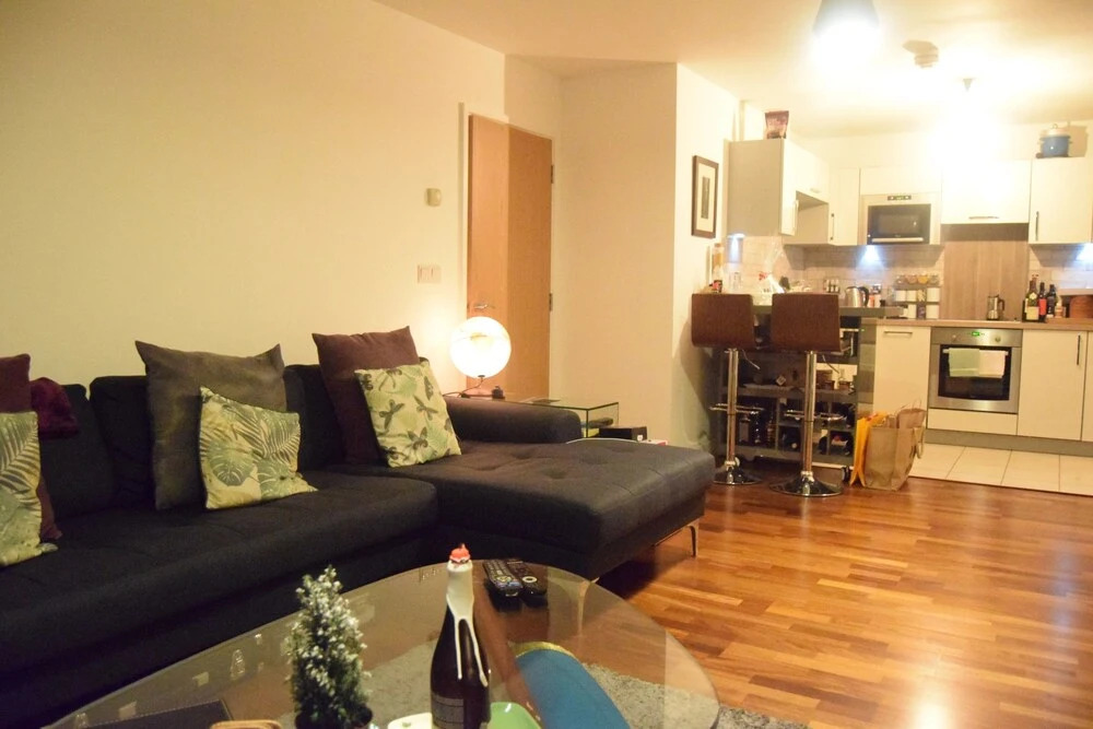 Spacious 1 Bedroom Flat With Covered Balcony