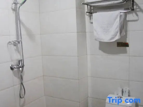 Zhouji Business Hotel (Urumqi Light Industry College)