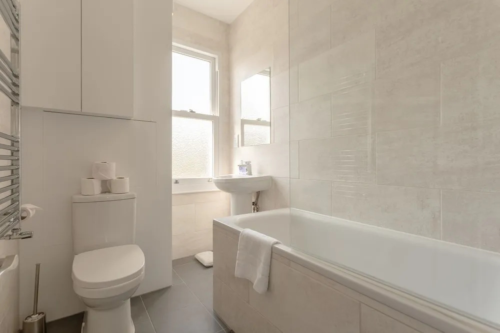 2 Bedroom House With Garden in Tooting