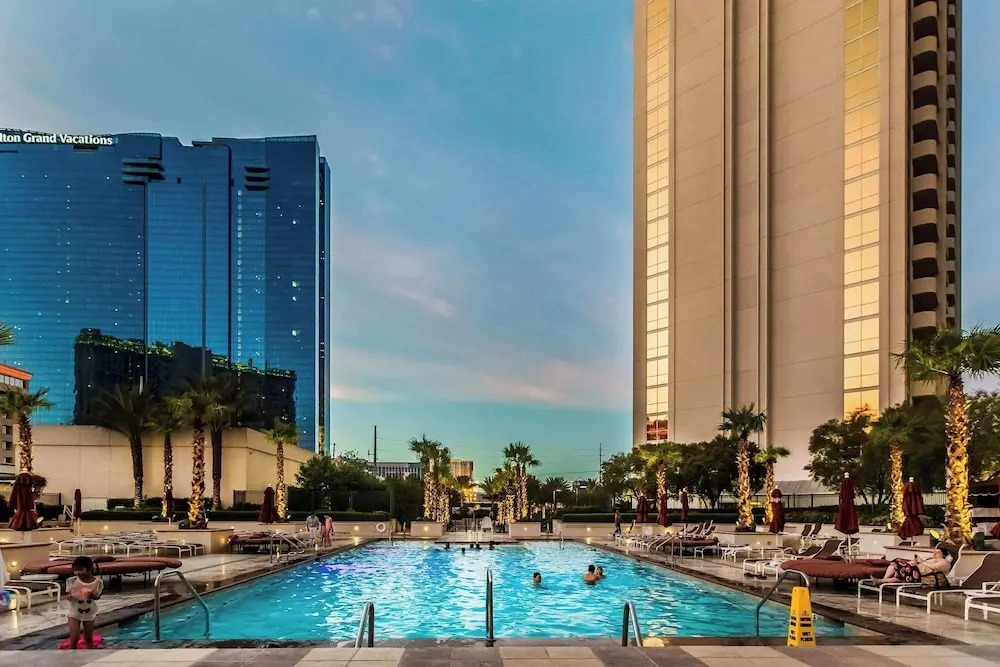 Incredible Studio Strip Views 10609
