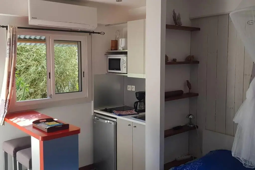 Studio avec jardin, lit king size, plage et commerces à pied
