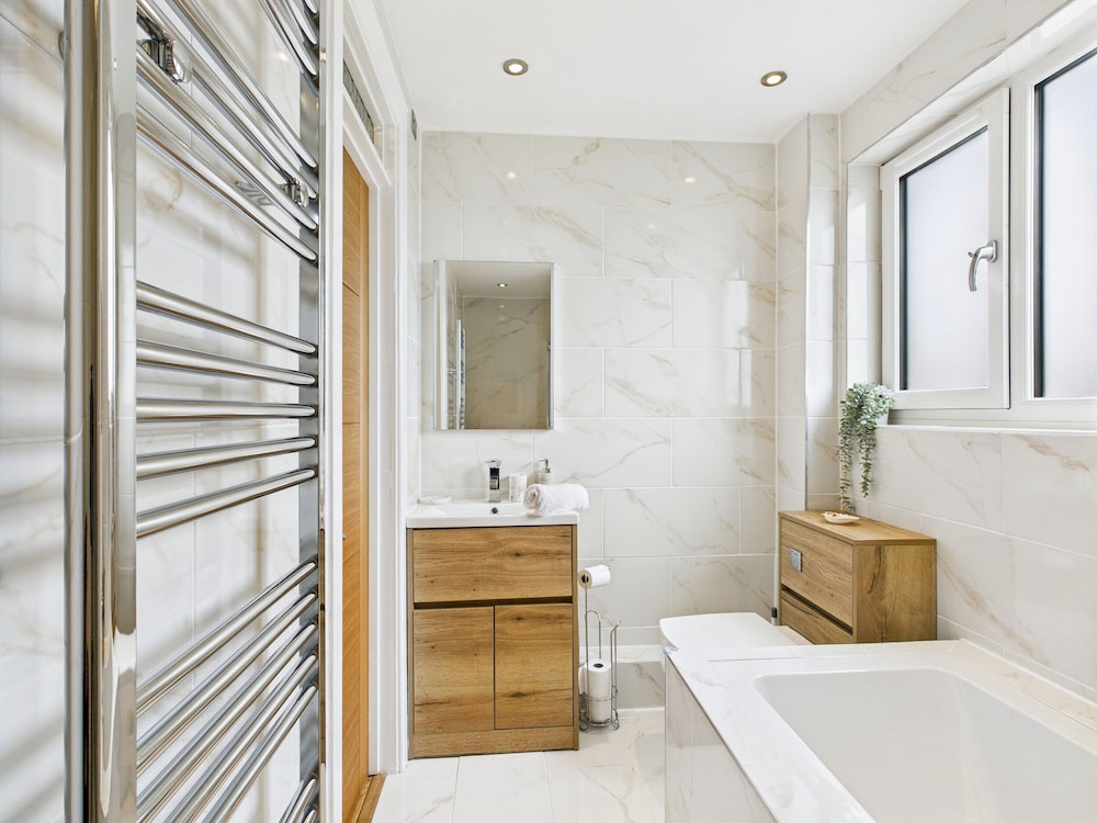 Luxury Beach Stay With Hot Tub