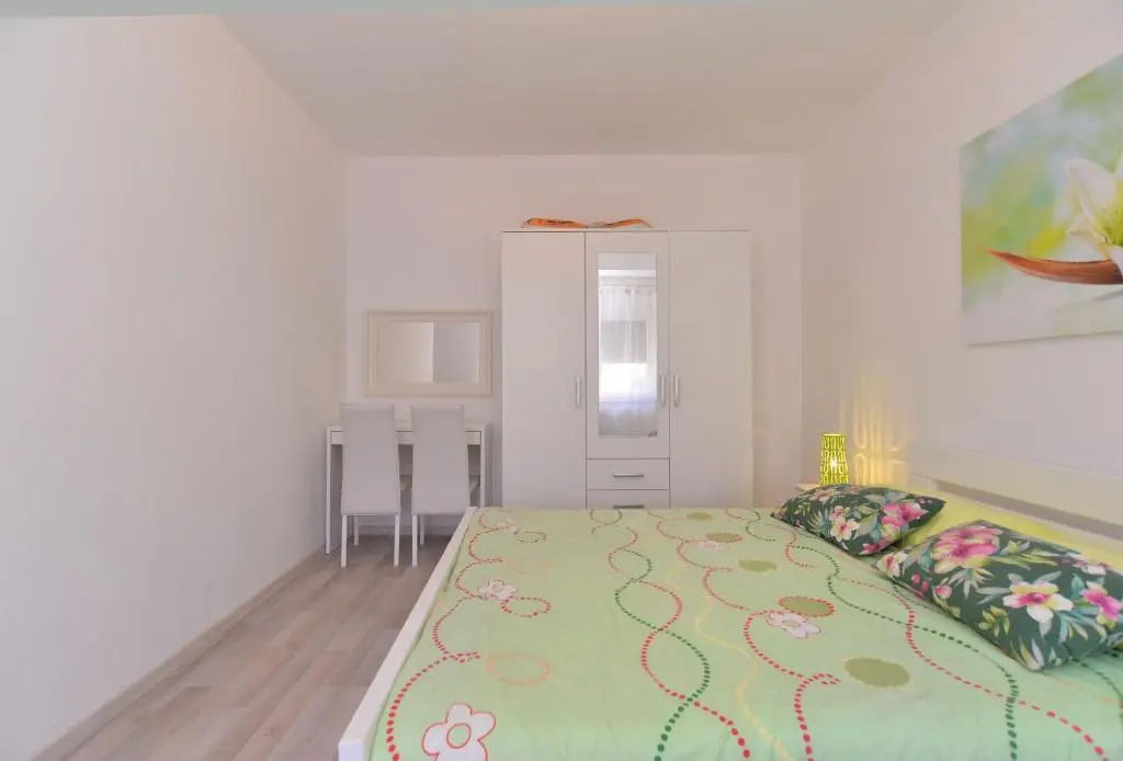 House Vlade 1219