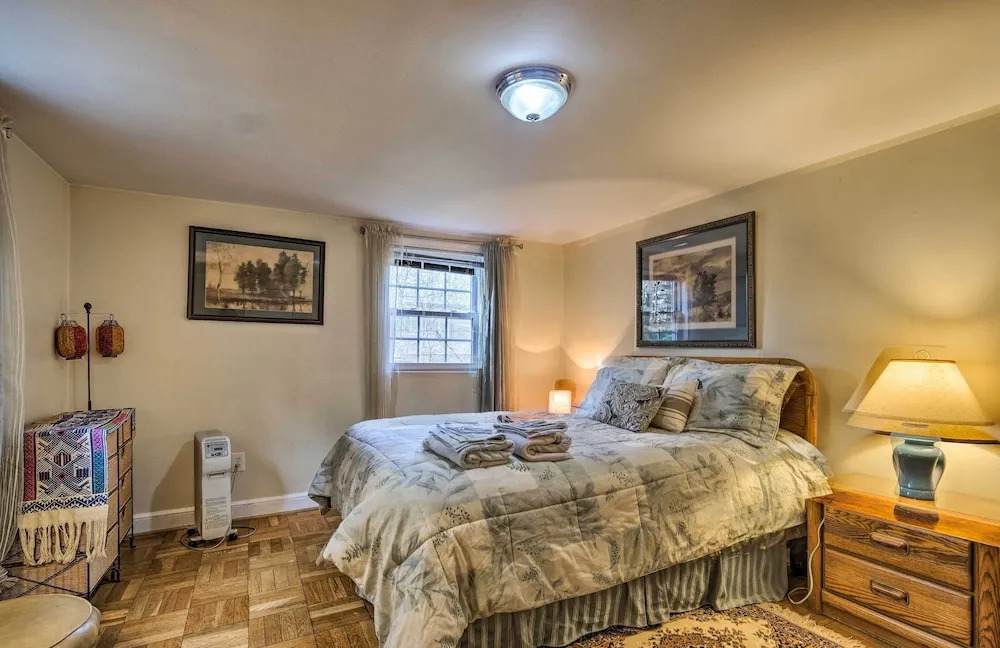3 Mi to Nih! Spacious Bethesda Apt w/ Yard