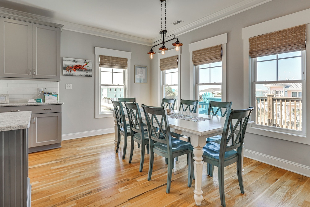 Spacious Coastal Gem on Oak Island 100 Yds to Sand