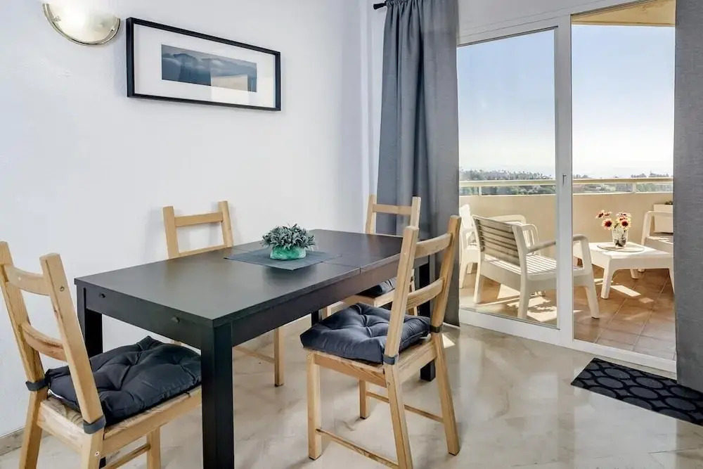LL- 1 bedroom apt close to Laguna Village Estepona