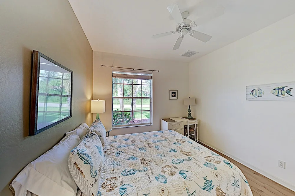 Waterfront W/ Screened Lanai, Pool & Kayaks 4 Bedroom Home