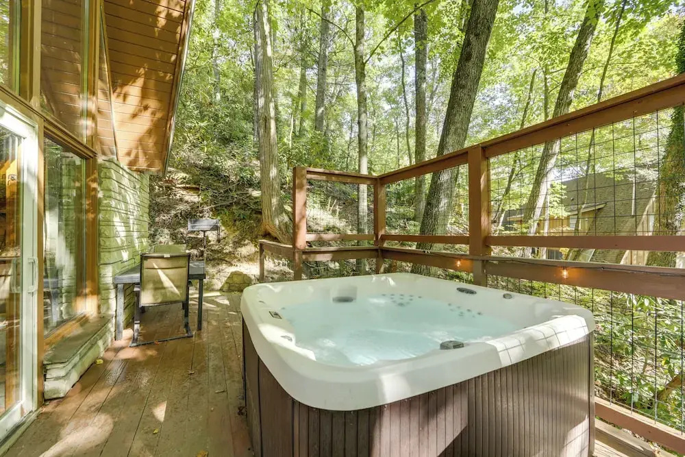 Cabin w/ Hot Tub: 2 Mi to Downtown Gatlinburg!