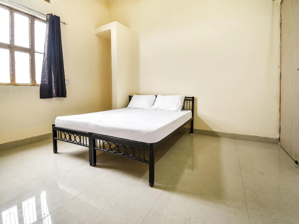 SPOT ON 48538 J S Hostel
