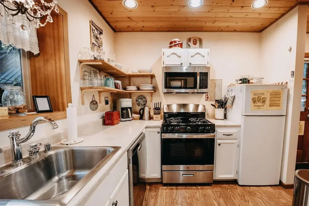 Snowline Cabin #4 - Pet-friendly Cedar Cabin With a Private Outdoor hot Tub!