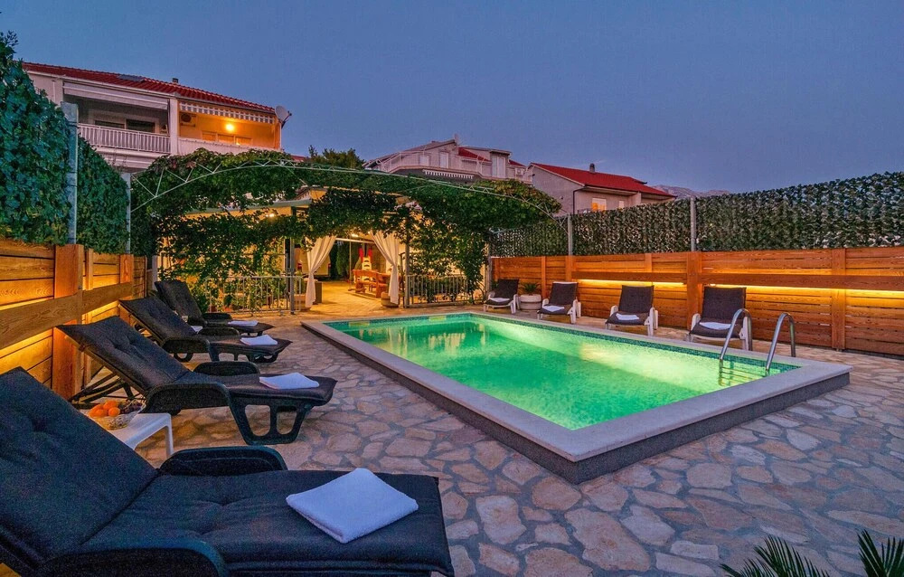 Six-Bedroom Holiday Home In Zrnovnica